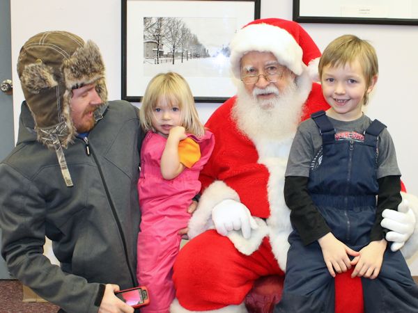 Good crowd braves cold, windy night for Santa Claus Parade in Kincardine